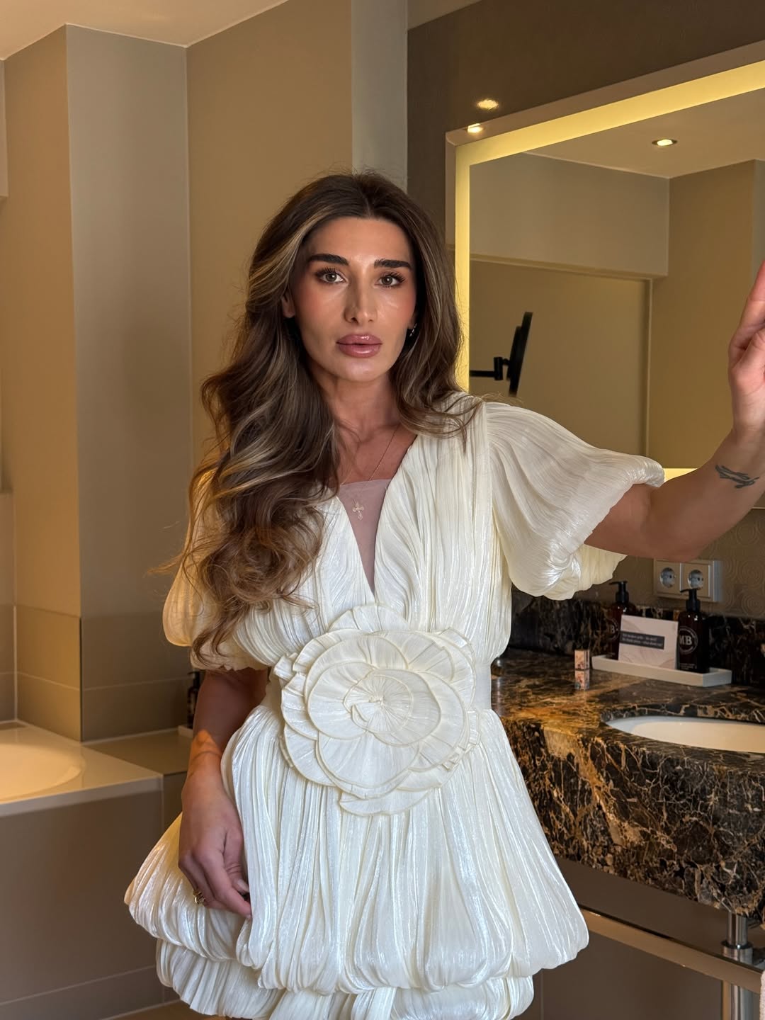 Çiçek Detaylı Pileli Mini Kokteyl Elbisesi