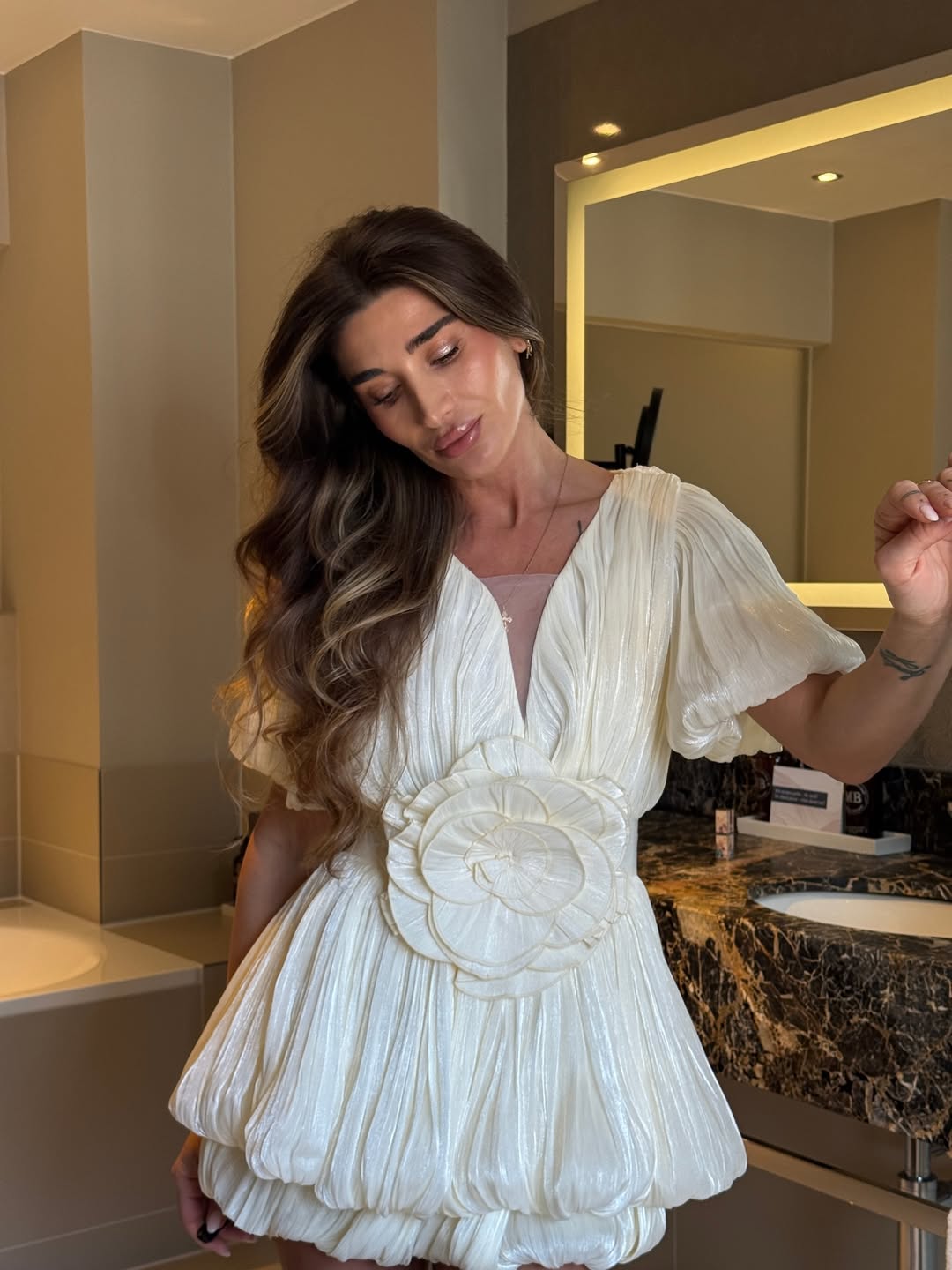 Çiçek Detaylı Pileli Mini Kokteyl Elbisesi